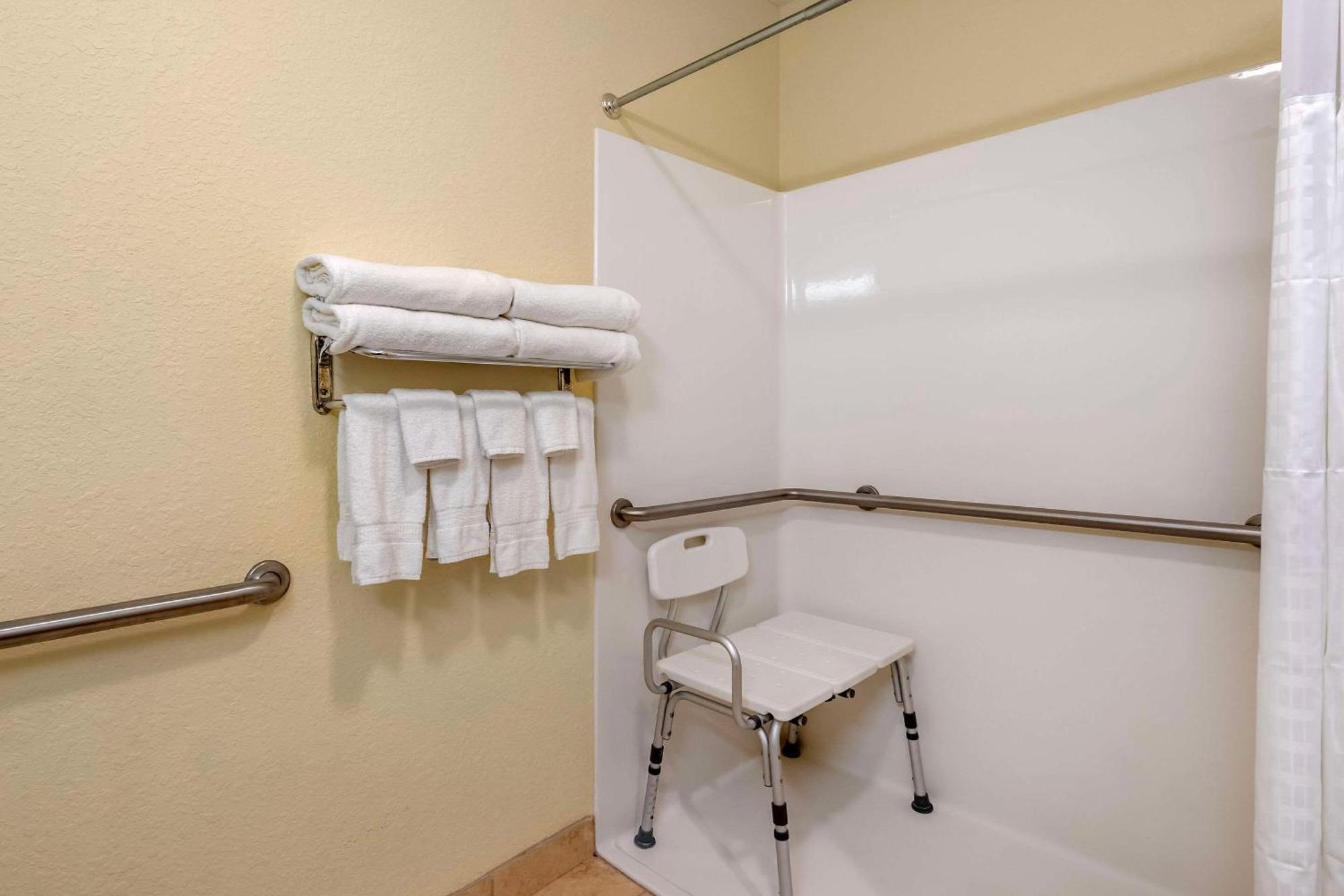 Hotel Comfort & Northeast - Gateway St. Petersburg